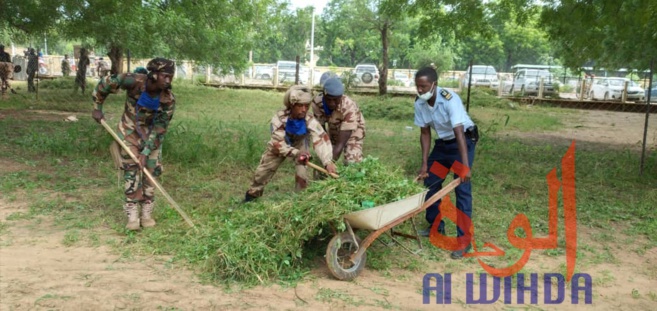 Des militaires nettoient le Lycée technique commercial à N'Djamena, au Tchad. © Malick Mahamat/Alwihda Info