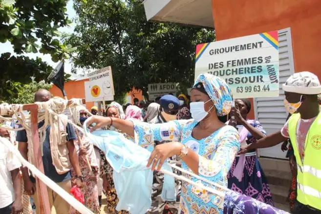 Tchad : en visite au SOS village d'enfants, la ministre de la Femme retrousse les manches