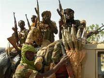 Des soldats tchadiens posent sur leur véhicule, le 18 juin 2008 à Am Zoer (Tchad)