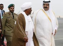 Omar el-Bechir, accueilli par l'émir du Qatar, cheikh Hamad ben Khalifa Al-Thani, à son arrivée à Doha pour le sommet arabe, le 29 mars 2009./REUTERS/Osama Faisal