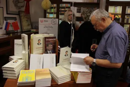 A Russian man is reading works related to Chinese President Xi Jinping at Chance Bookuu, a bookstore that sells Chinese books in central Moscow. (Photo by Wang Siyu from People’s Daily Online）