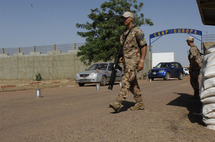 Un poste de sécurité du camp européen armé par des militaires suédois au Tchad.