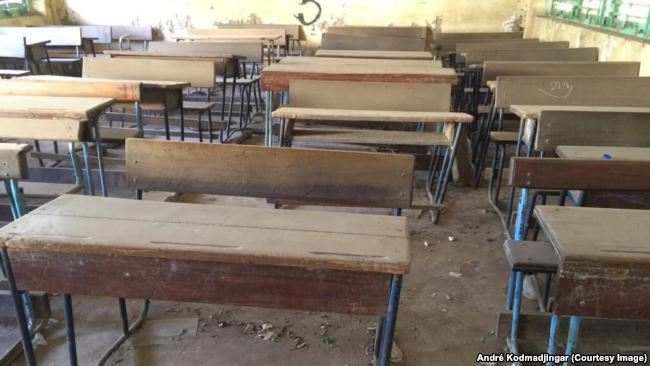 Une salle de classe vide au Lycée Félix Eboué, à N’Djamena, Tchad, 3 novembre 2016. VOA/ André Kodmadjingar