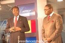 Le président tchadien Idriss Déby en visite aux locaux de Africa 24 à Paris.