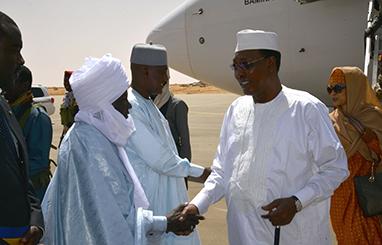 Le couple présidentiel accueilli à l'aéroport d'Am Djarass par les autorités locales.