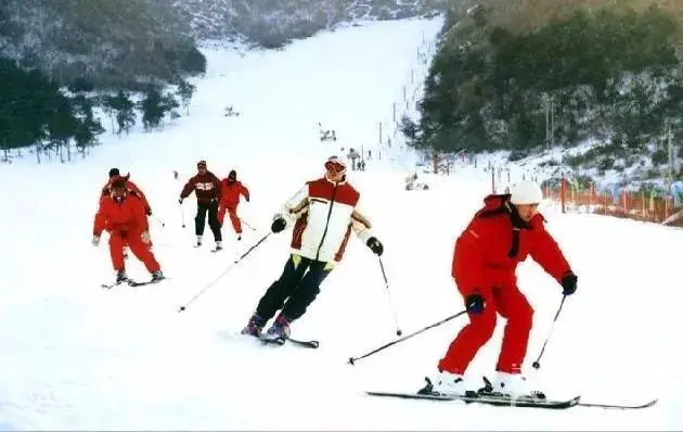 Photo shows a ski resort in a village of Liaoyang city, northeast China’s Liaoning province. More and more villages in Liaoning province like Wangwaizi have embarked on the path of development through eco-tourism in recent years. (Photo by People’s Daily Online)