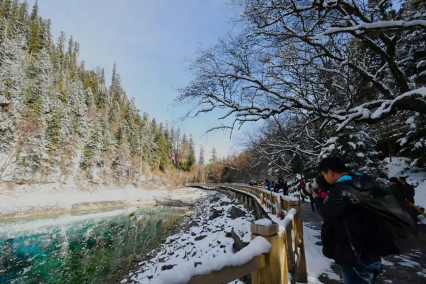 The Jiuzhaigou scenic area welcomes the first group of tourists on March 8, 2018. (Photo from CFP)