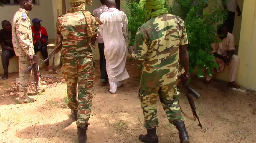 Des gendarmes escortent un détenu au Tchad. © Alwihda Info