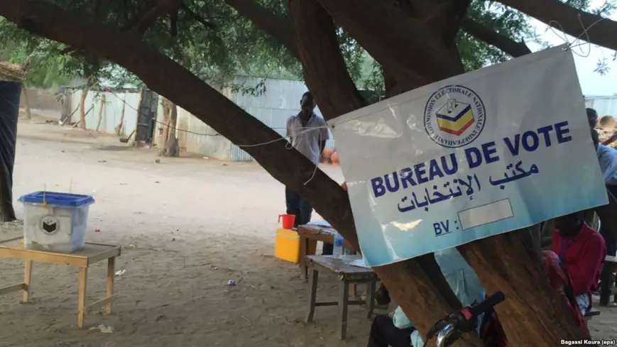 Illustration. Un bureau de vote au Tchad. © EPA/Bagassi Koura