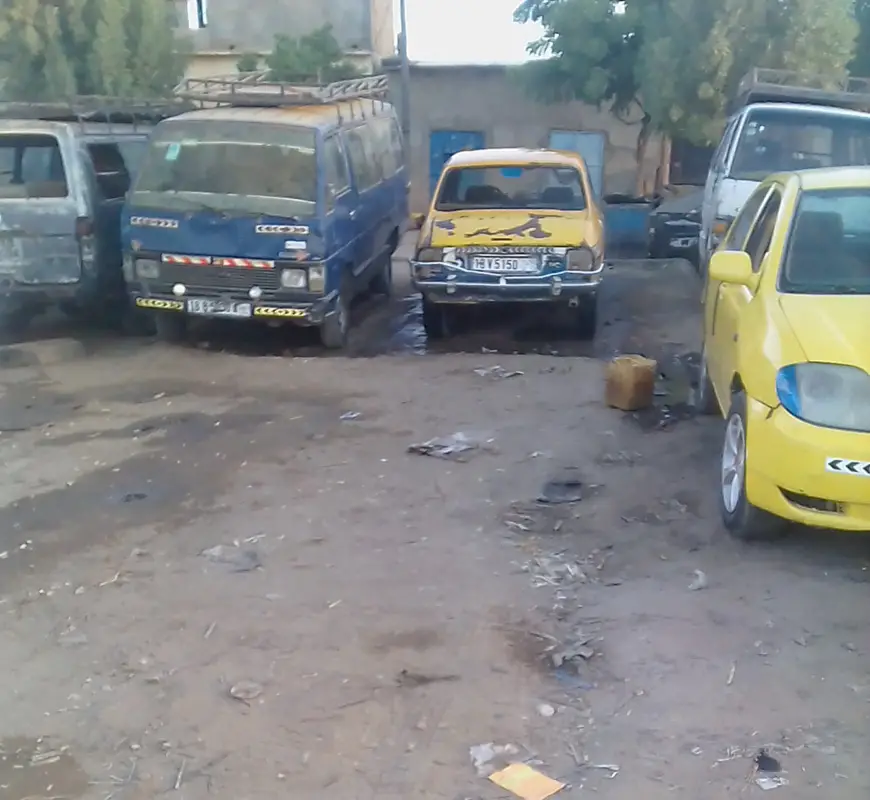 Des taxis et cars stationnés à N'Djamena. © Alwihda Info