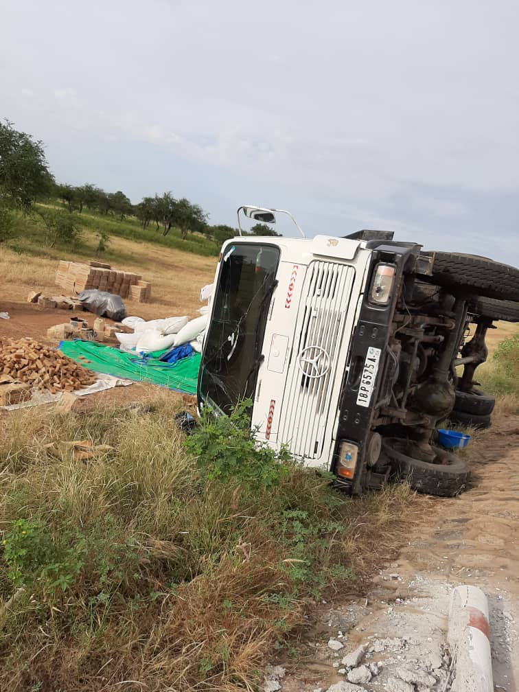 Tchad : un camion fait un tonneau à l’entrée de Mongo. Crédits : AlWihda Info