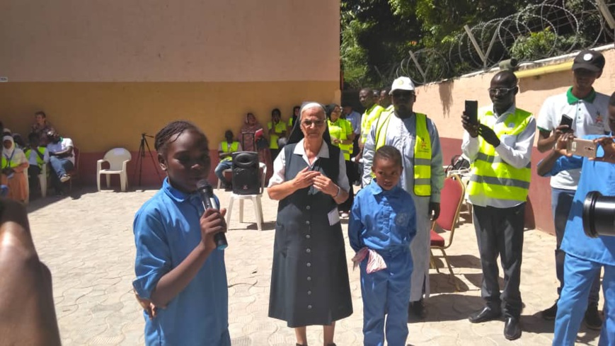 La plateforme Citoyens sans frontières lors d'une opération de sensibilisation à l'école Béguinage à N'Djamena, dans le cadre de la semaine de la citoyenneté, édition 2019. © Alwihda Info