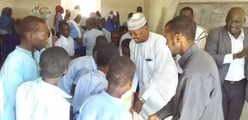 Tchad : des bancs offerts à une classe de 6e d’un collège à Ati