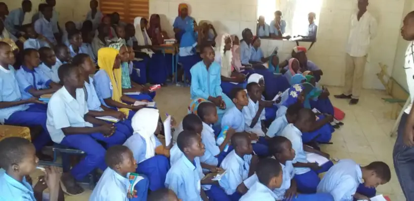 Tchad : des bancs offerts à une classe de 6e d’un collège à Ati