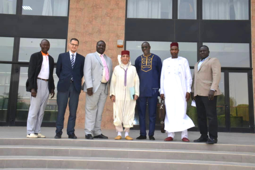 Tchad : des livres offerts à la Bibliothèque nationale.