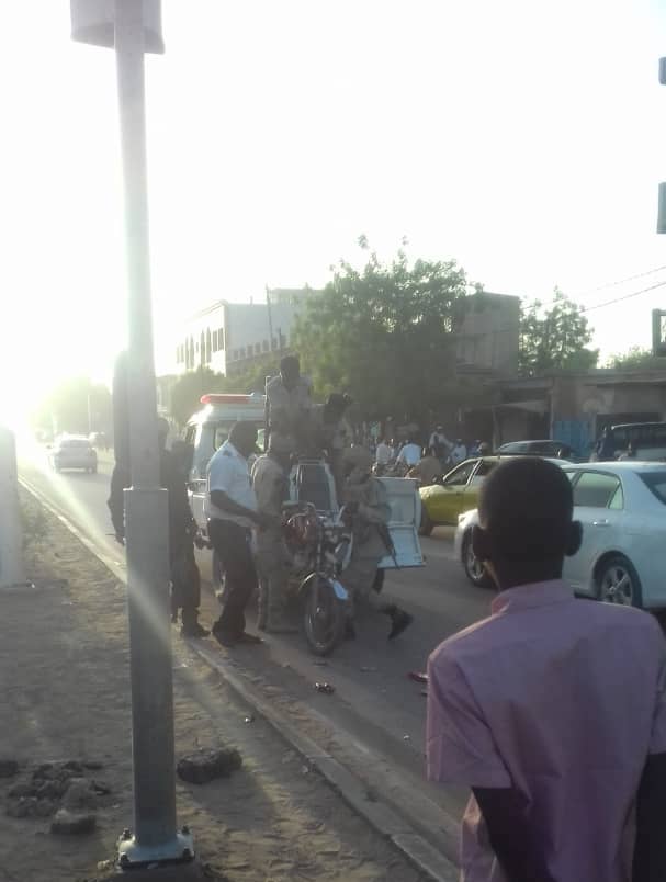 N'Djamena : 2 blessés après un accident entre une voiture de police et une moto. © Alwihda Info