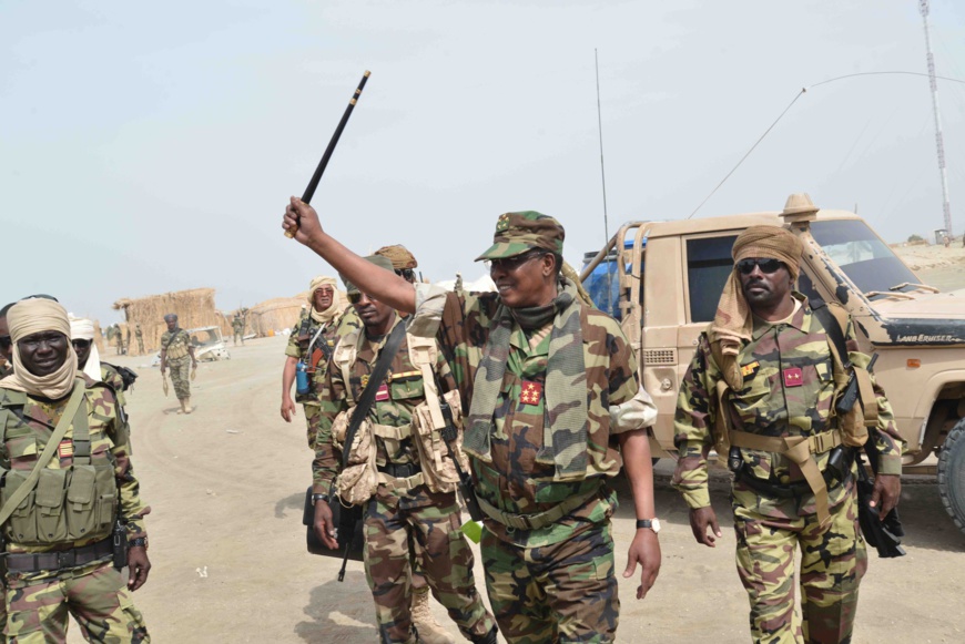 Le président et général d'armée Idriss Déby dans la province du Lac, au Tchad. © PR