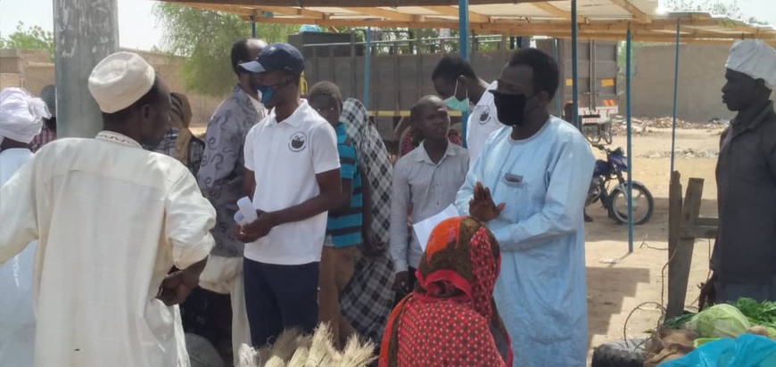 Tchad - Covid-19 : à N'Djamena, les jeunes patriotes sillonnent les marchés. © Djibrine Haïdar/Alwihda Info