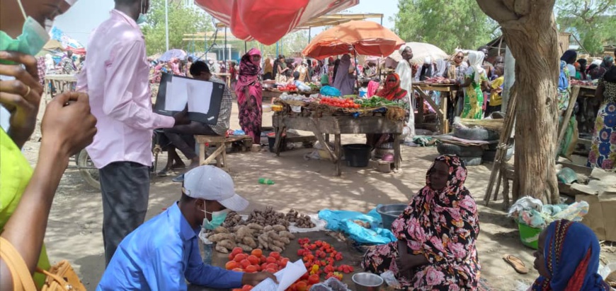 Tchad - Covid-19 : à N'Djamena, les jeunes patriotes sillonnent les marchés. © Djibrine Haïdar/Alwihda Info