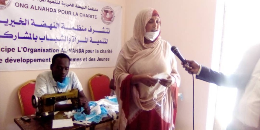 Tchad : une ONG offre gratuitement des cache-nez dans un quartier de la capitale. © Mahamat Abdramane Ali Kitire/Alwihda Info