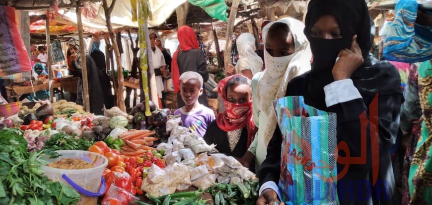 Des citoyens dans un marché de N'Djamena, en avril 2020. © B.K./Alwihda Info