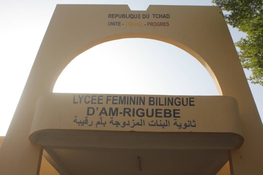 Tchad - Covid 19 : un coup de balai au Lycée féminin d'Amriguébé. © Ben Kadabio/Alwihda Info