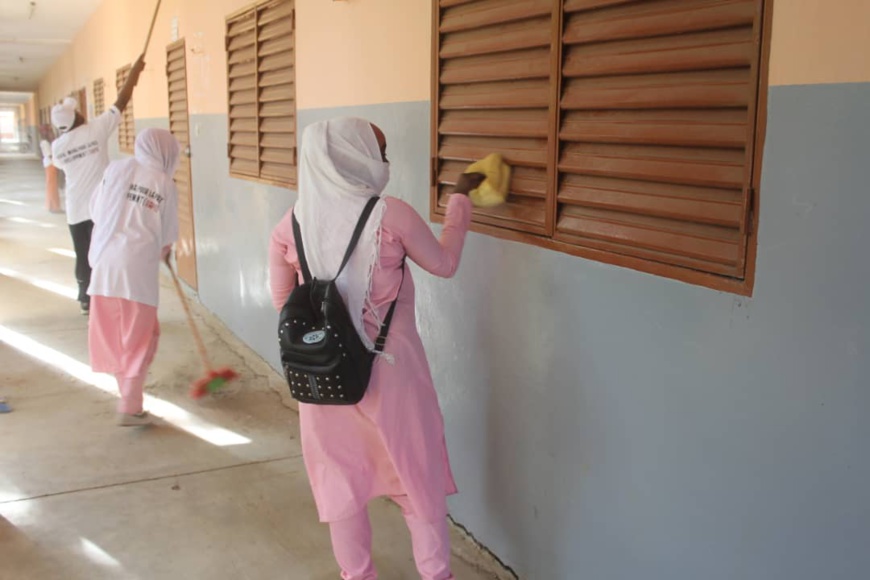 Tchad - Covid 19 : un coup de balai au Lycée féminin d'Amriguébé. © Ben Kadabio/Alwihda Info