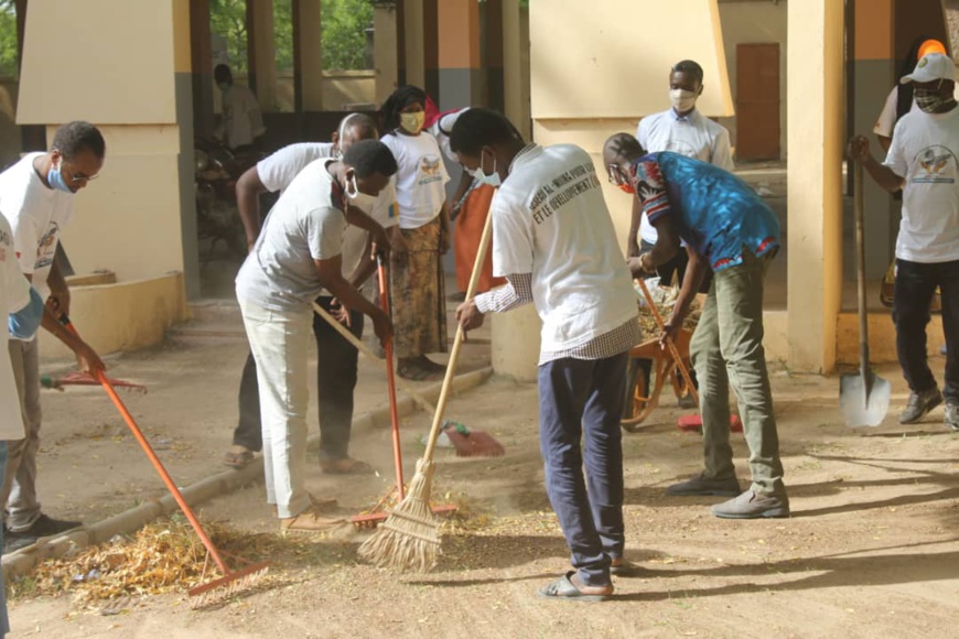 Tchad - Covid 19 : un coup de balai au Lycée féminin d'Amriguébé. © Ben Kadabio/Alwihda Info