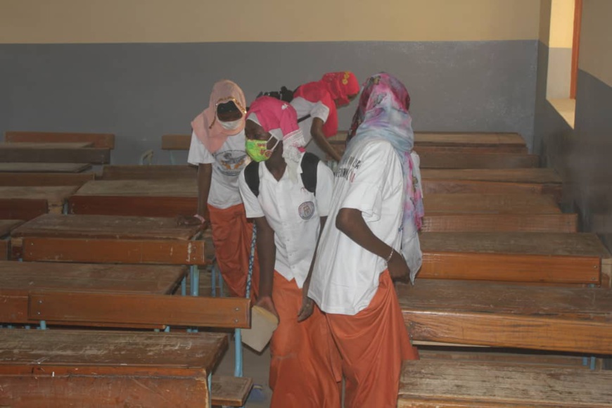 Tchad - Covid 19 : un coup de balai au Lycée féminin d'Amriguébé. © Ben Kadabio/Alwihda Info