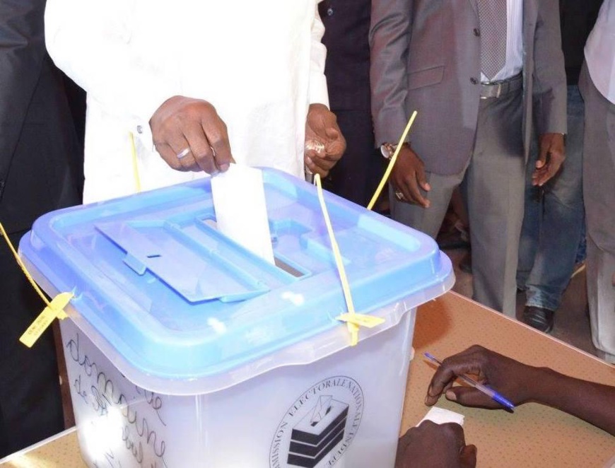 Un bulletin de vote glissé dans une urne au Tchad. Illustration © DR