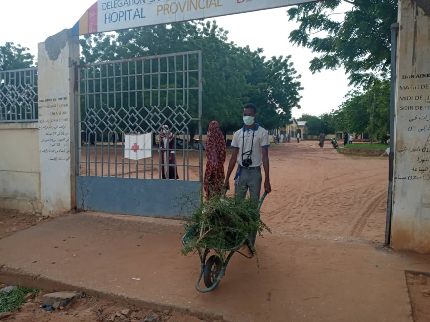 Tchad : des étudiants nettoient l'hôpital central de Goz Beida. © Mahamat Issa Gadaya/Alwihda Info