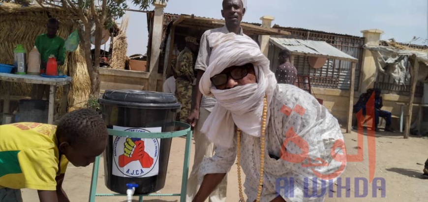 Des citoyens appliquent les gestes barrières à N'Djamena, lors d'une opération de sensibilisation en avril 2020. © Ben Kadabio/Alwihda Info