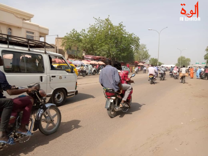 Des usagers dans la ville de N'Djamena, au Tchad. © Kelvin Djetoyo/Alwihda Info