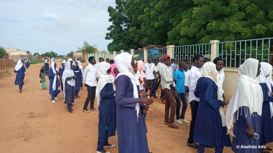 Des lycéens devant un centre d'examen du baccalauréat de Goz Beida, au Tchad, le 17 août 2020. © Mahamat Issa Gadaya/Alwihda Info