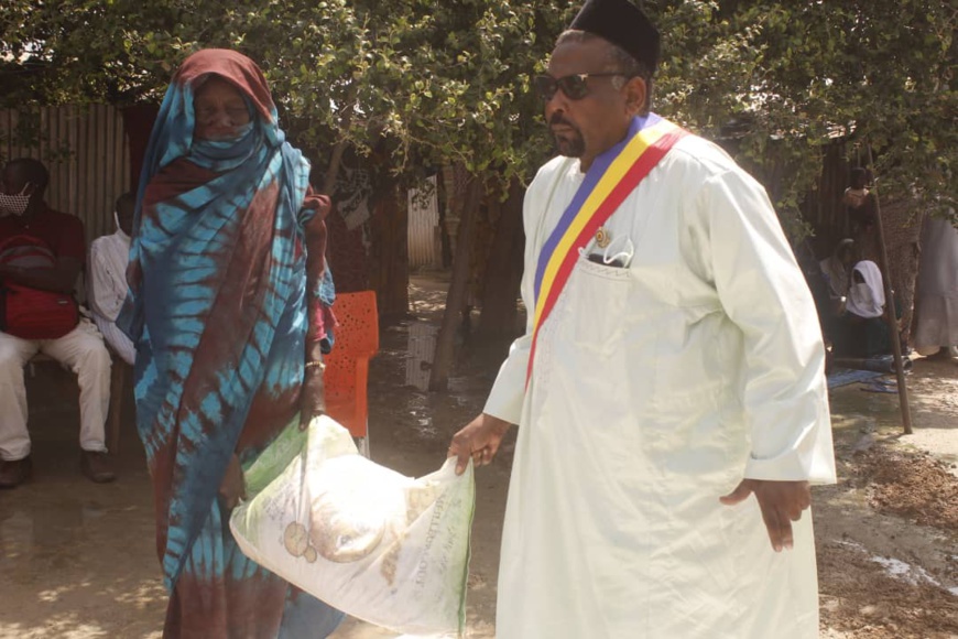 Tchad : le député ​Ousmane Chérif soulage des ménages à N'Djamena, le 1er octobre 2020. © Steve Djénonkar/Alwihda Info