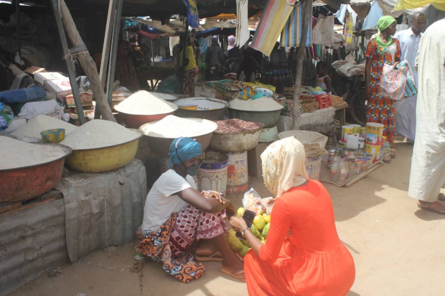 Une commerçante reçoit un masque pour se protéger de la Covid-19, dans un marché de N'Djamena, en avril 2020. © Ben Haïdar/Alwihda Info