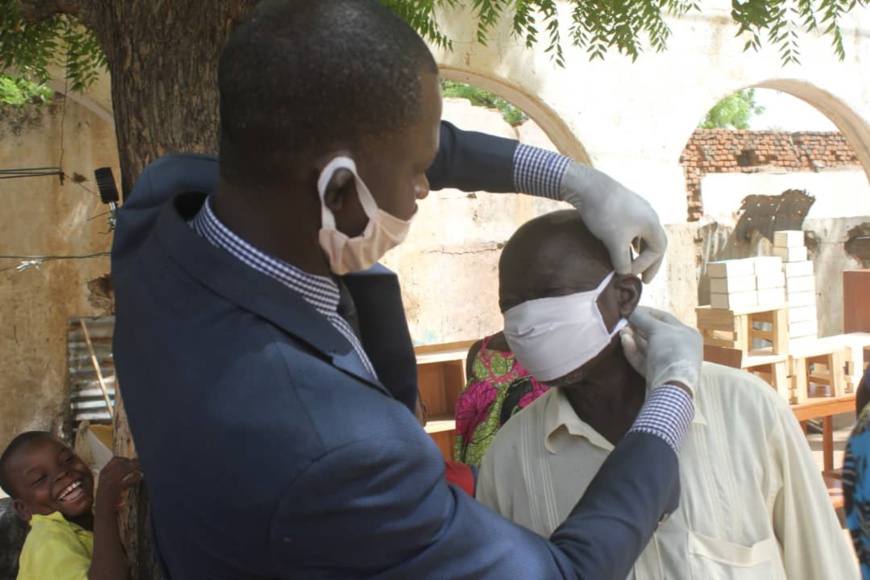 Un citoyen reçoit un masque gratuitement à N'Djamena pour se protéger de la Covid-19. Avril 2020 © Ben Kadabio/Alwihda Info