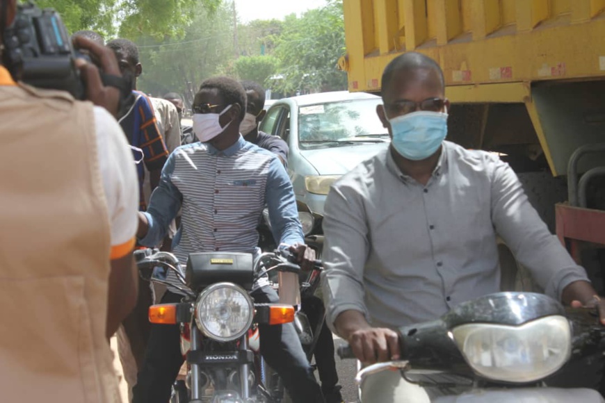 Des motocyclistes portent le masque à N'Djamena. © Ben Kadabio/Alwihda Info