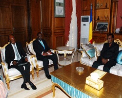 Le Président de la République, Idriss Déby a accordé ce matin une audience au Gouverneur de la Banque des Etats de l’Afrique centrale, M. Lucas Abaga Nchama. La situation financière de l’espace CEMAC et particulièrement celle du Tchad a constitué l’essentiel des discussions