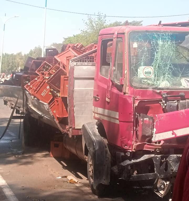 N'Djamena : un camion s'encastre contre le mur d'un lycée et renverse sa cargaison de bières. © Radio Oxygène