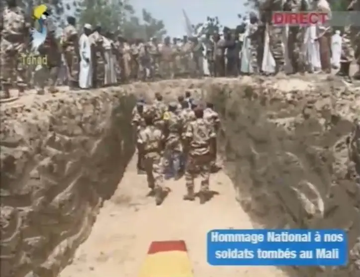 Des militaires soulèvent les cercueils des soldats tchadiens. Crédits photos : Tele Tchad