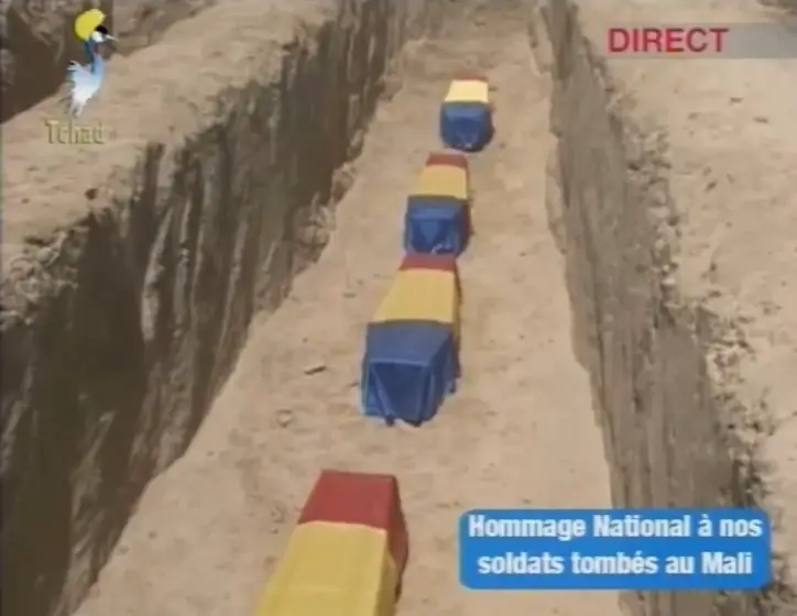 Quatre des vingt-trois cercueil des soldats tchadiens alignés au cimetière de Lamadji. Crédits photos : Tele Tchad