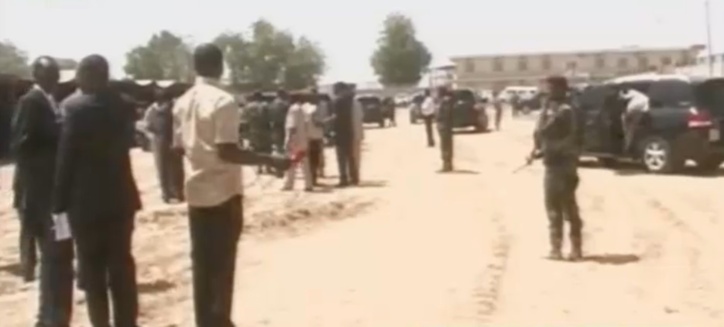 Le cortège du chef de l'Etat quitte le cimetière de Lamadji. Crédits photos : Alwihda