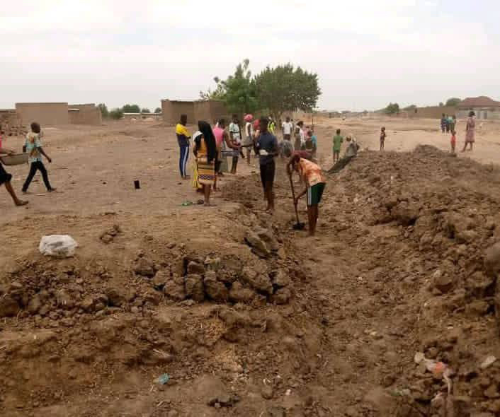 N'Djamena : les jeunes de quartier Ambatta s'activent pour se faire une sortie. © Yana Abdoulaye/Alwihda Info