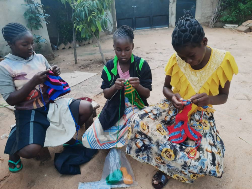 Tchad : Hawa, la soixantaine, transmet son savoir du tricot aux jeunes filles à Chagoua