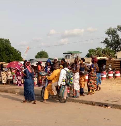 Tchad : les vendeuses de poisson risquent leur vie au bord du goudron à Ndjamena