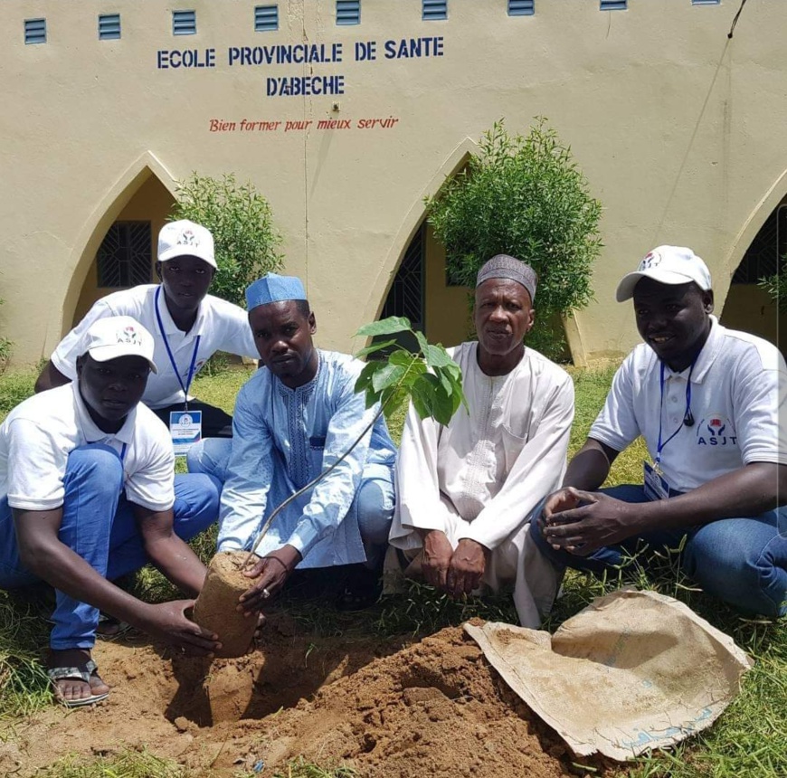 Tchad : l'ASJT plante des arbres dans des établissements d'Abéché