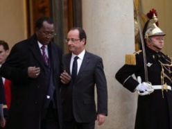 François Hollande et Idriss Déby (à gauche), le 5 décembre 2012 à Paris. REUTERS/Philippe Wojazer