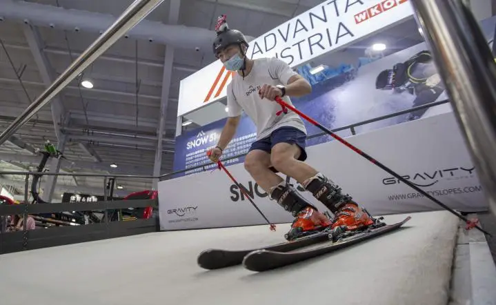 A visitor tries a ski simulator at the 2021 China International Fair for Trade in Services held in Beijing, Sept. 4, 2021. (Photo by Yuan Chen/People’s Daily Online)