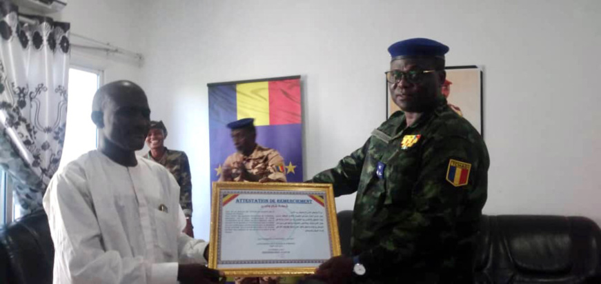 Tchad : des jeunes décernent une attestation honorifique au directeur de la gendarmerie